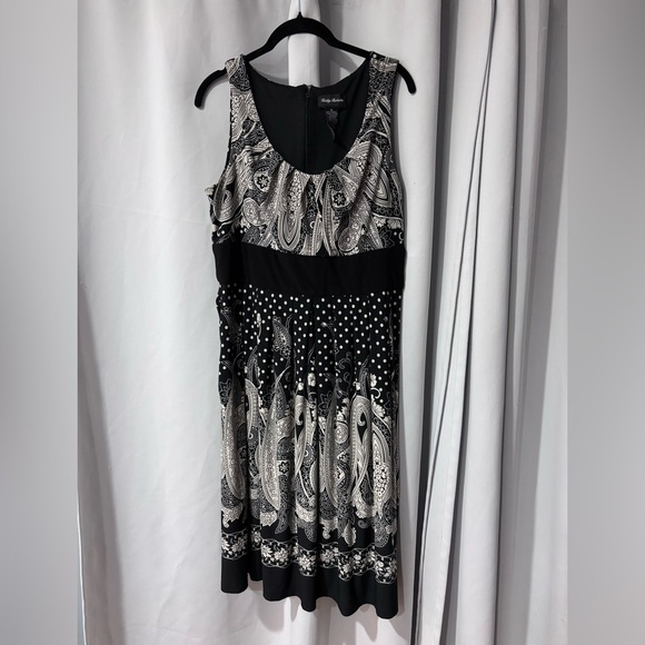 Kathy Roberts Dresses & Skirts - Stylish Black and White Paisley Midi Dress size 16 Kathy Roberts